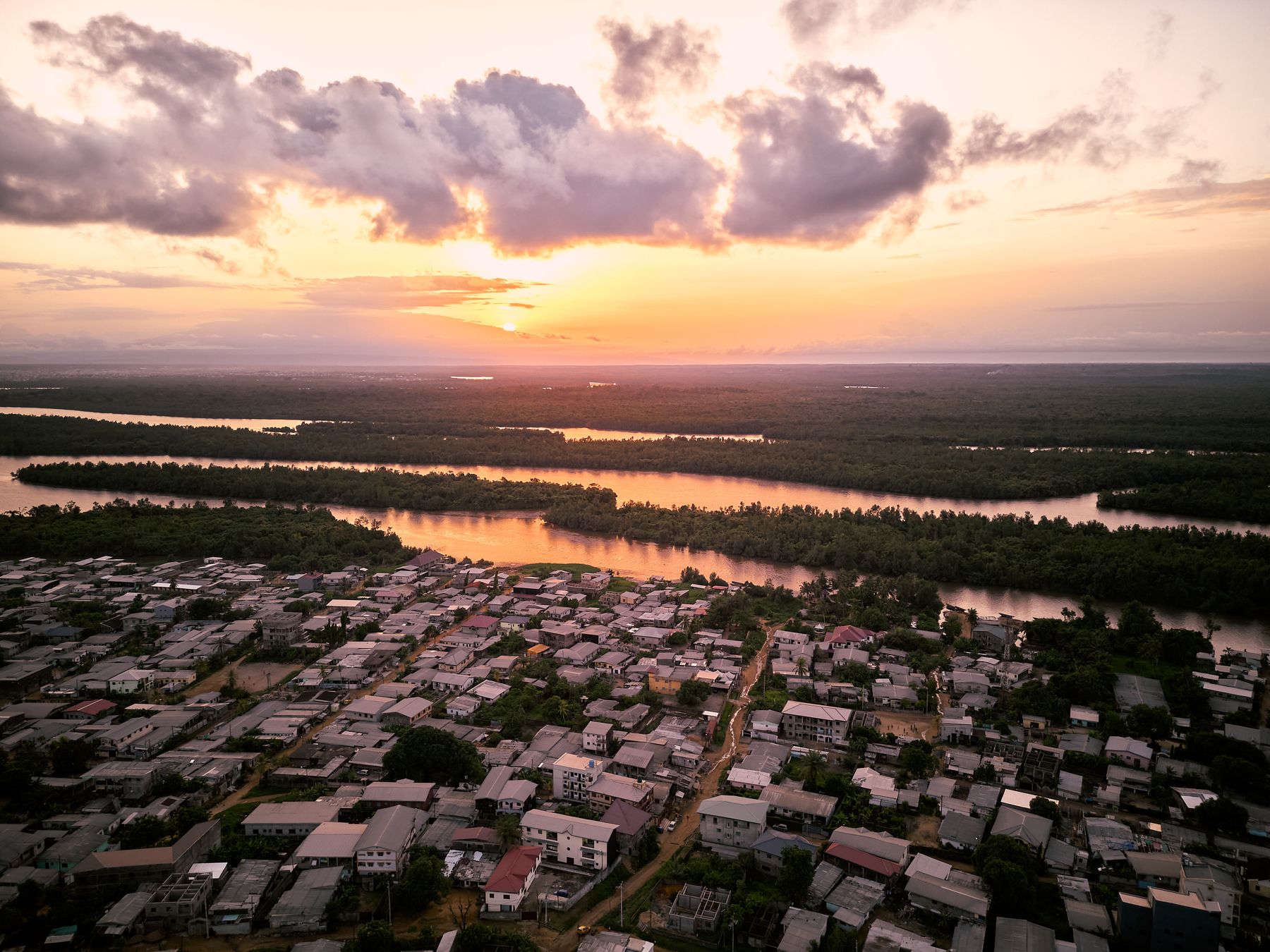 Douala et son estuaire au coucher du soleil