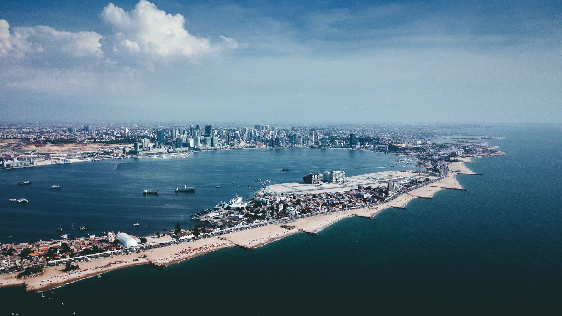 Vue aérienne du littoral de Luanda