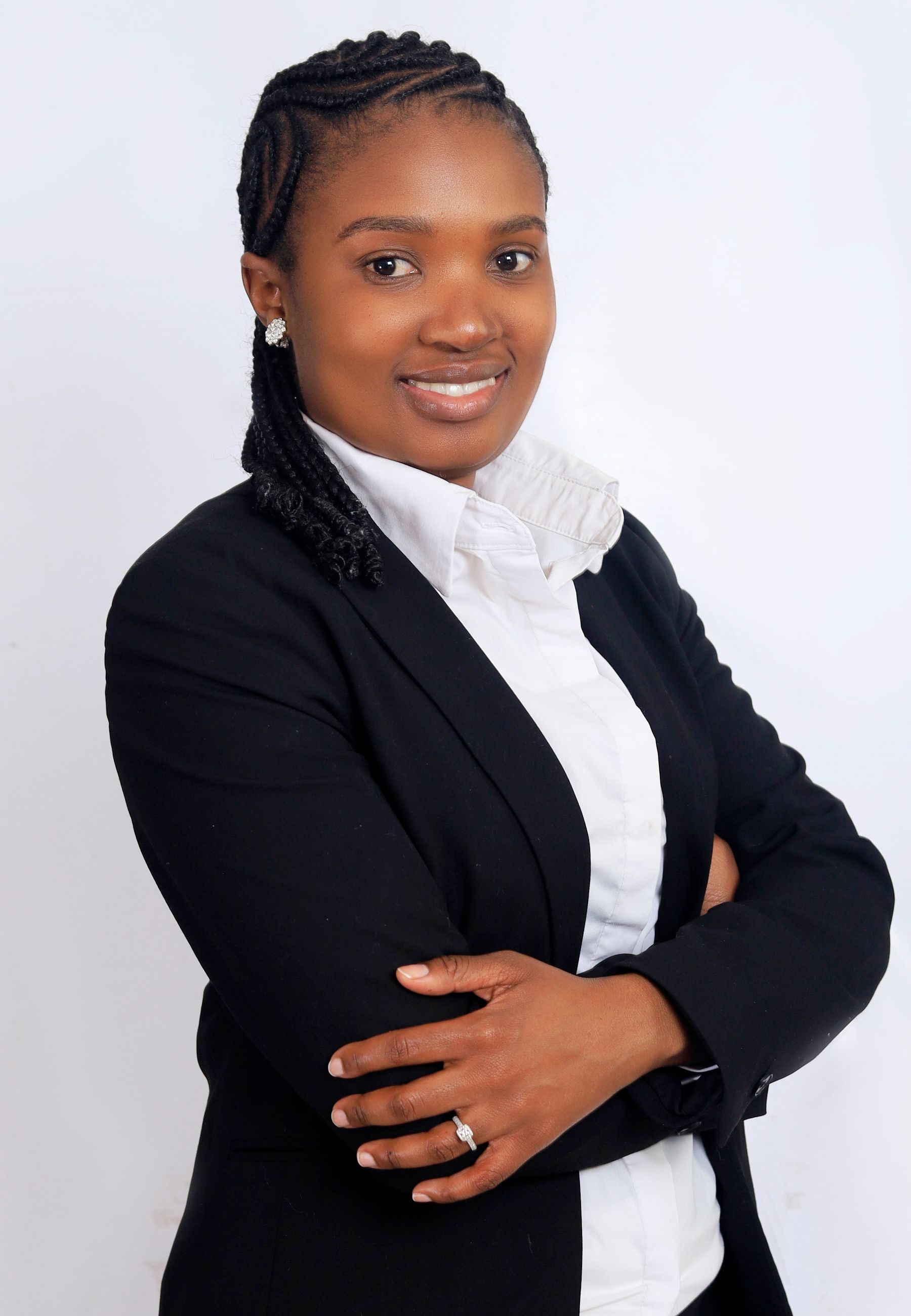 Portrait professionnel temporaire d’une femme africaine en tenue formelle