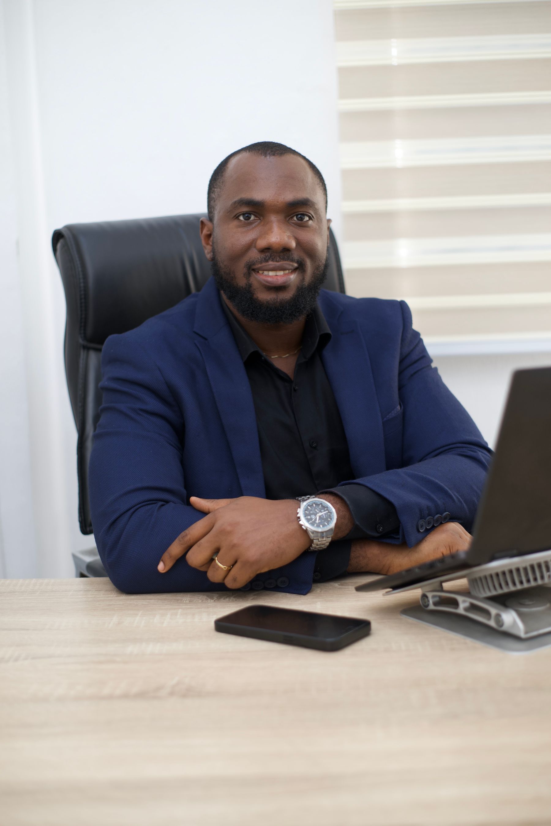 Portrait professionnel temporaire d’un homme africain dans un bureau