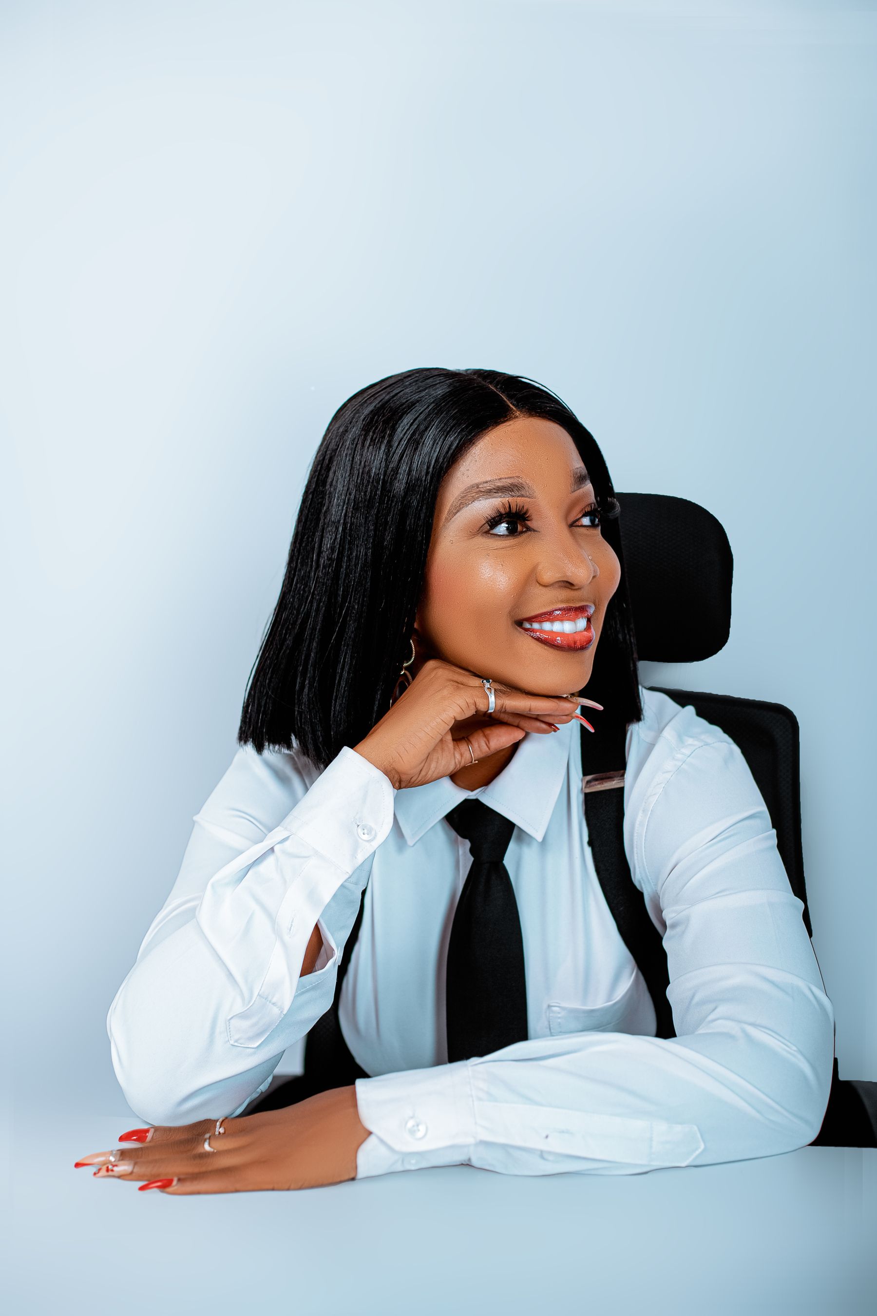 Portrait professionnel temporaire d’une femme africaine dans un bureau