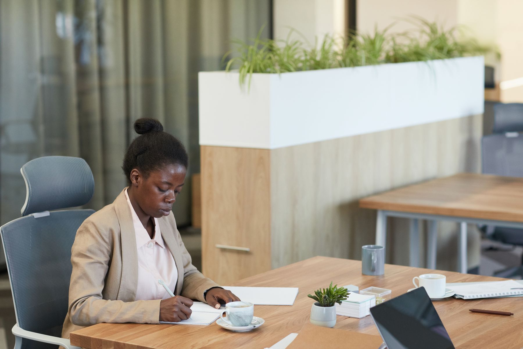 Analyste préparant une note dans un bureau