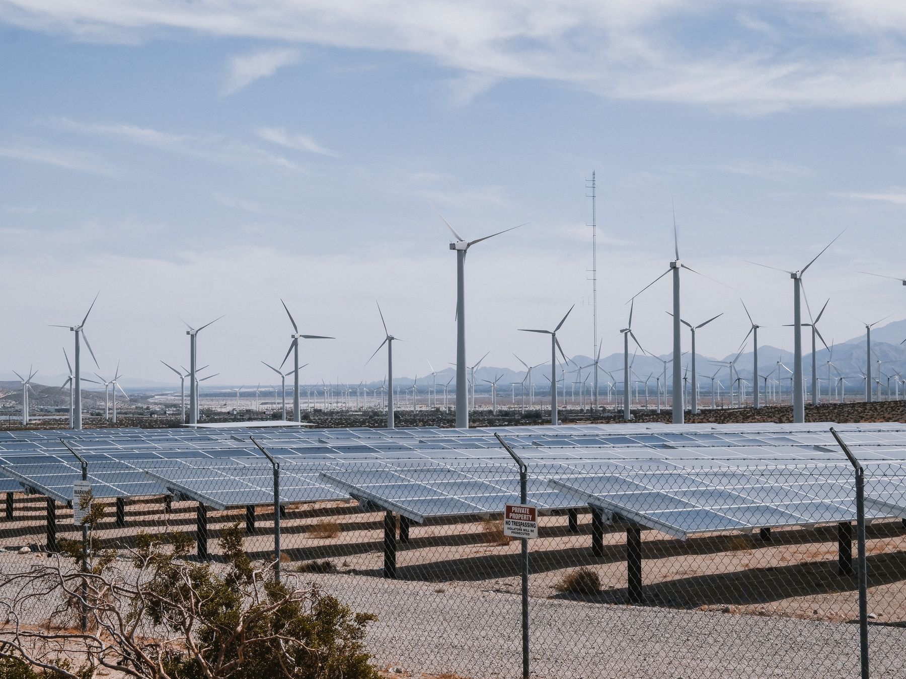 Parc solaire et éolien consacré aux énergies renouvelables