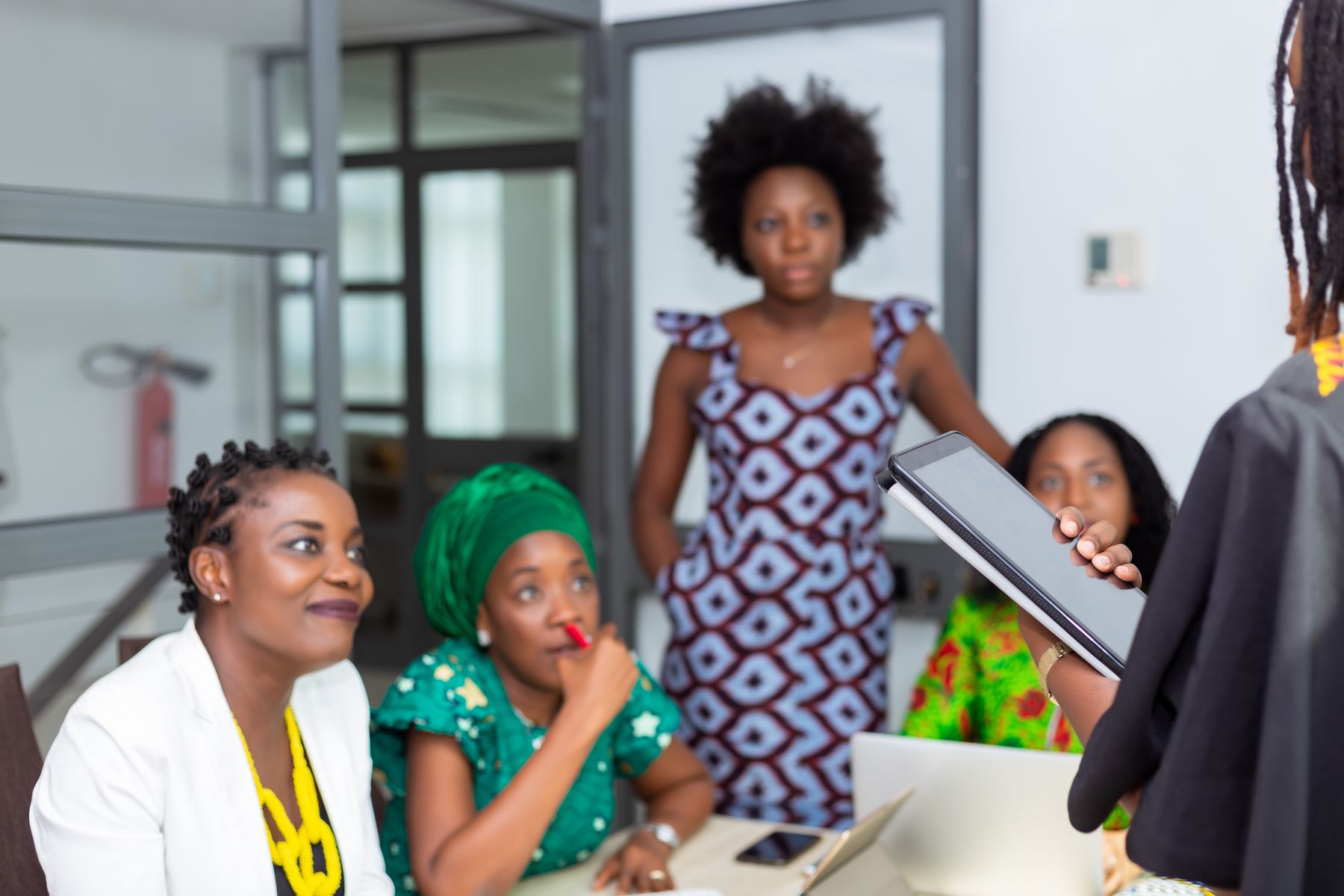Professionnelles africaines échangeant en équipe